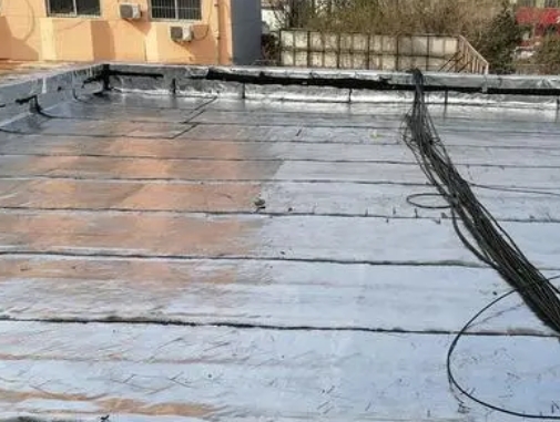 城关卫生间漏水维修公司分享下城关屋面楼顶防水刚性防水层施工要点。